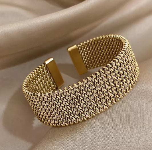 Pulsera elegante de malla trenzada con diseño abierto