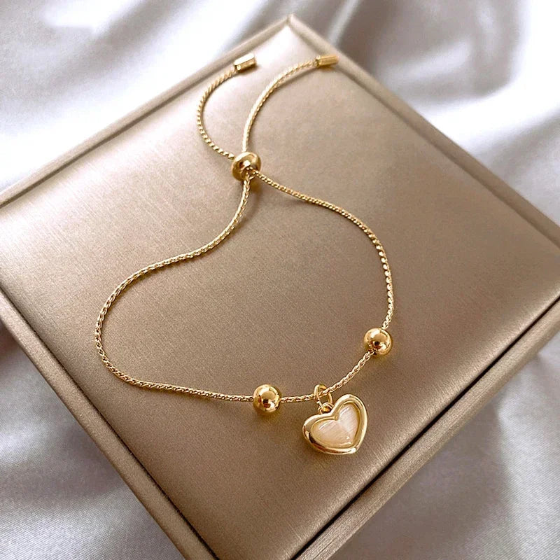 Pulsera en forma de corazón de ópalo melocotón bañada en oro