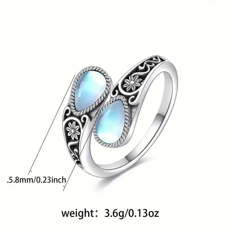 Anillo elegante con flor de piedra de luna