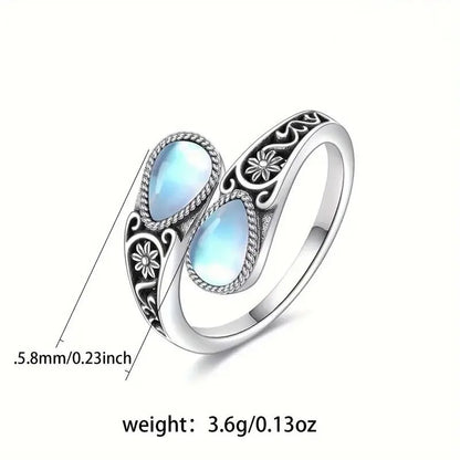 Anillo elegante con flor de piedra de luna