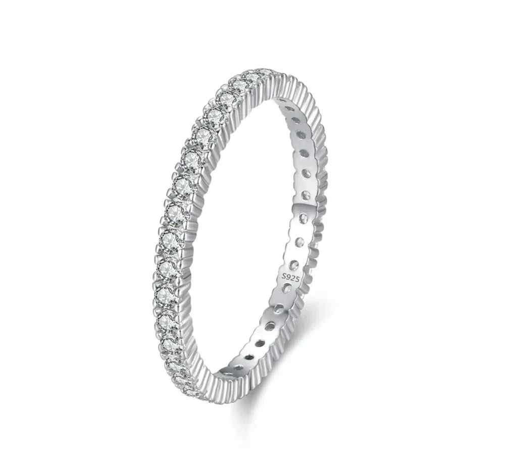 Anillo eternity minimalista iluminado