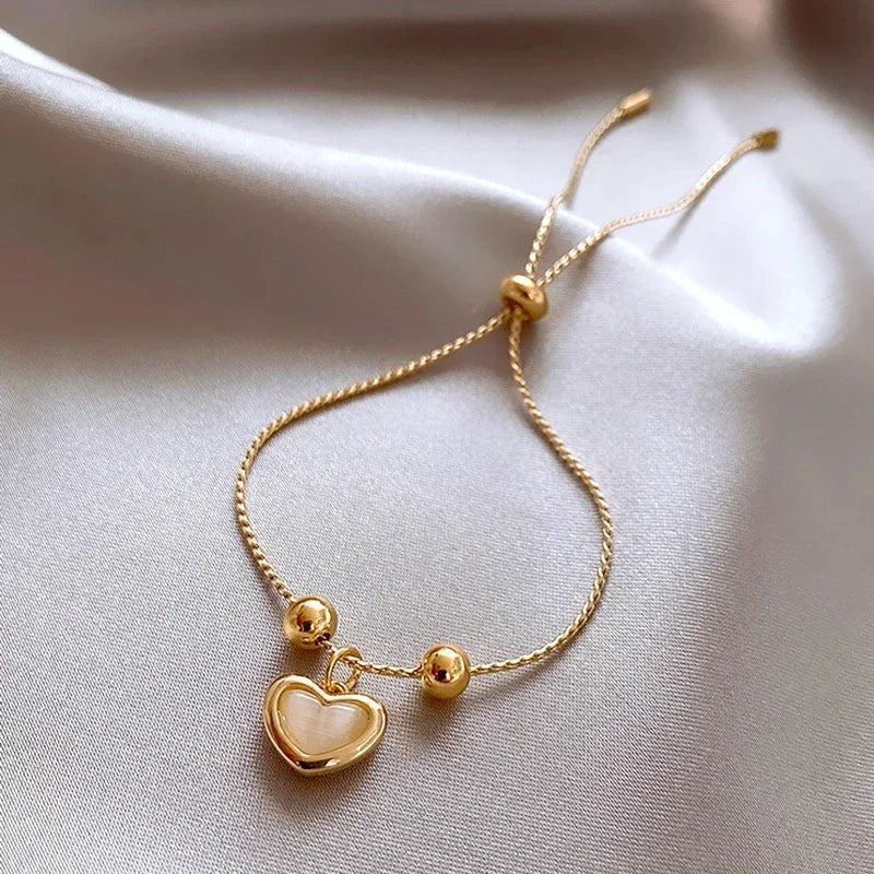 Pulsera en forma de corazón de ópalo melocotón bañada en oro