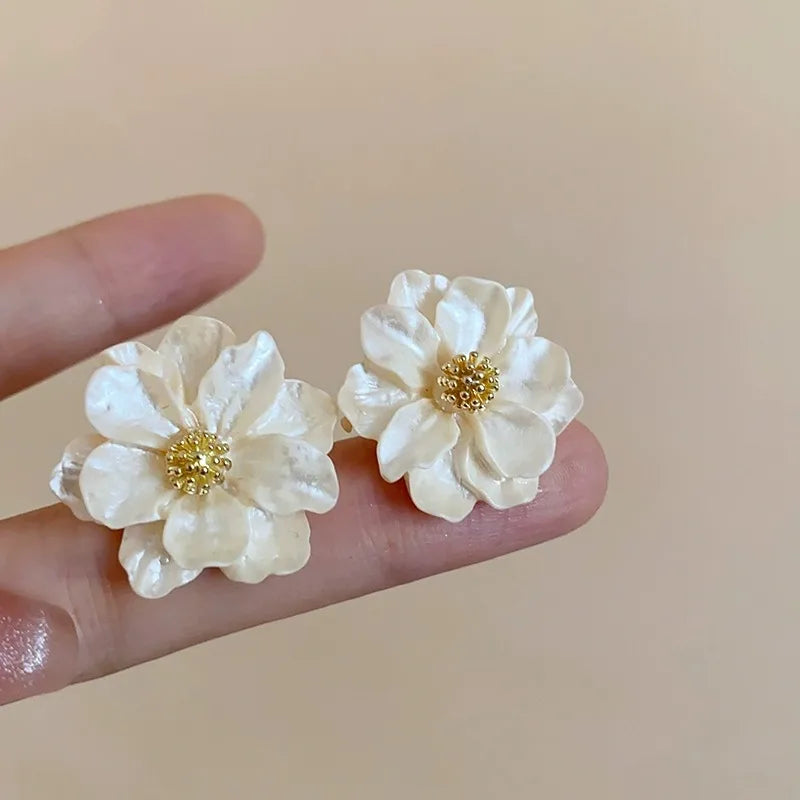 Pendientes chic de botón de acrílico blanco
