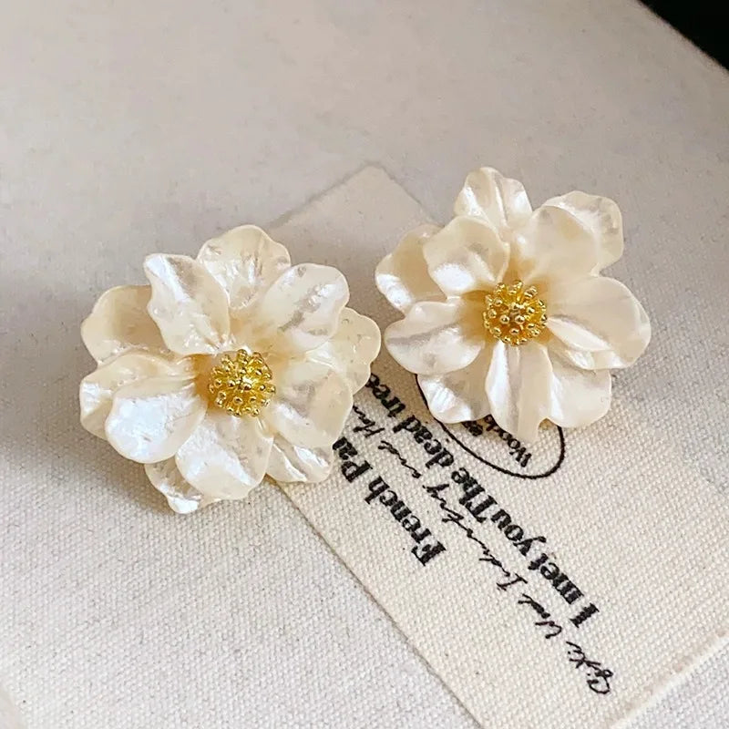 Pendientes chic de botón de acrílico blanco