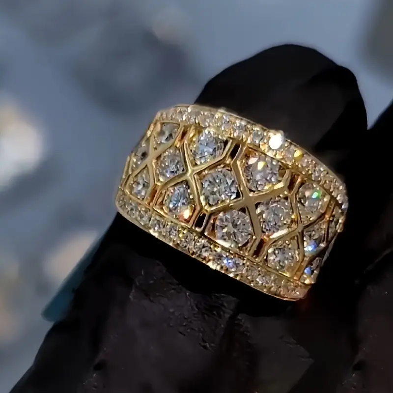 Radiante anillo dorado con brillo