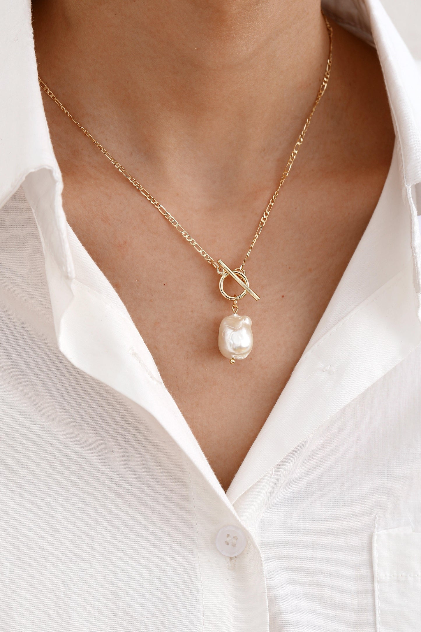 Collar elegante con perlas doradas