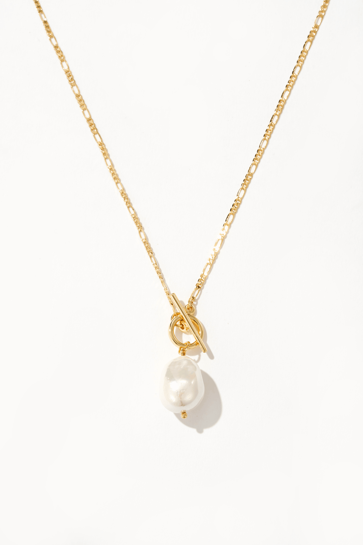 Collar elegante con perlas doradas