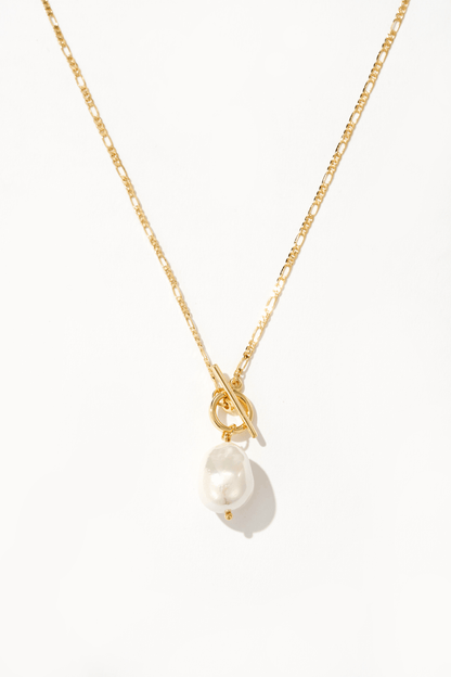 Collar elegante con perlas doradas
