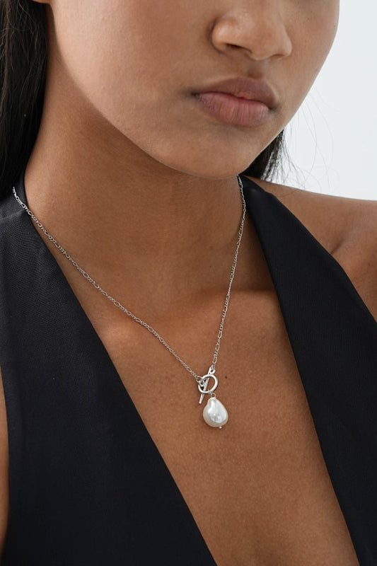 Collar elegante con perlas doradas