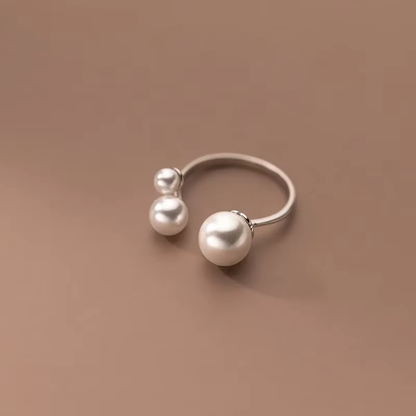 Elegante anillo con trío de perlas