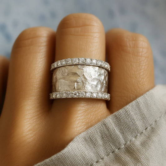 Anillo vintage de plata con circonitas