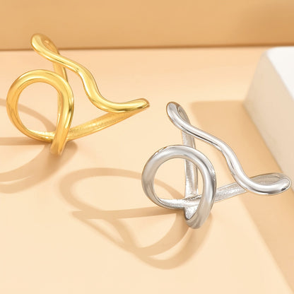 Anillo chic con onda asimétrica