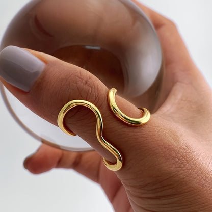 Anillo chic con onda asimétrica