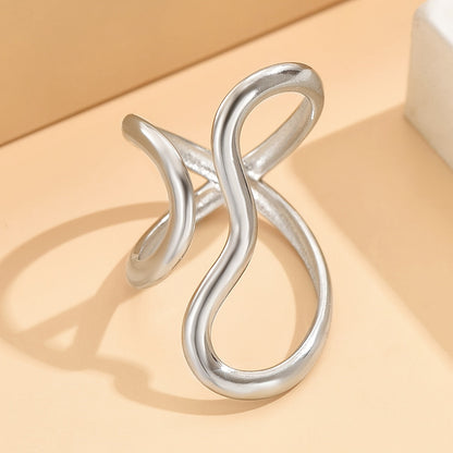 Anillo chic con onda asimétrica