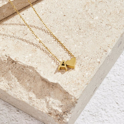 Collar de inicial atemporal con colgante de corazón