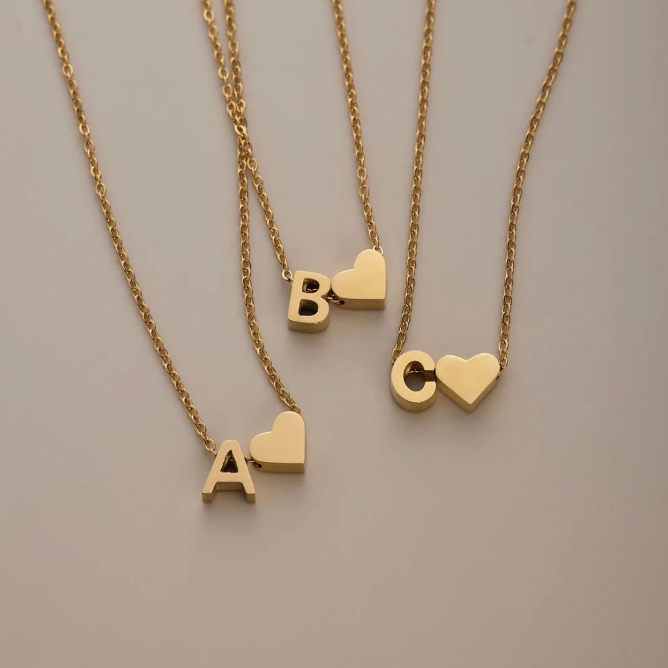 Collar de inicial atemporal con colgante de corazón