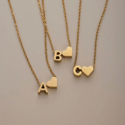 Collar de inicial atemporal con colgante de corazón