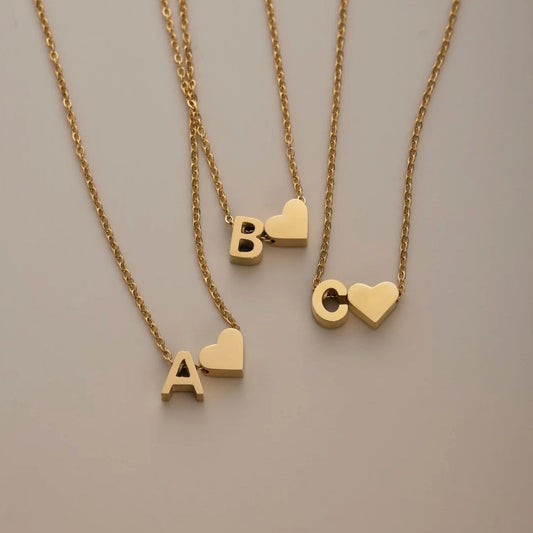 Collar de inicial atemporal con colgante de corazón