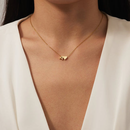 Collar de inicial atemporal con colgante de corazón
