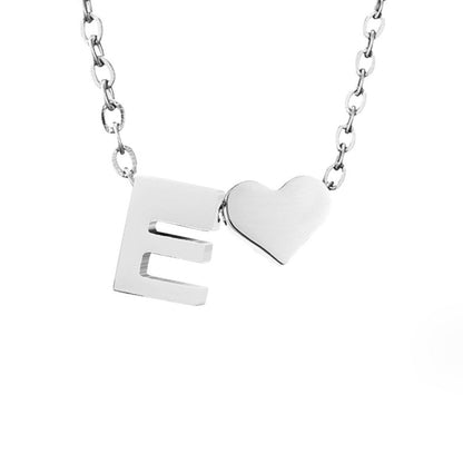 Collar de inicial atemporal con colgante de corazón