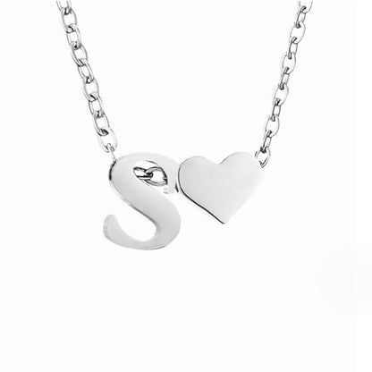 Collar de inicial atemporal con colgante de corazón