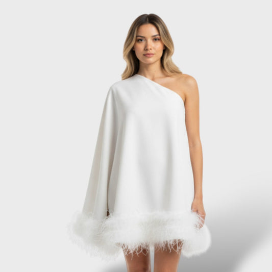 Vestido mini asimétrico con plumas