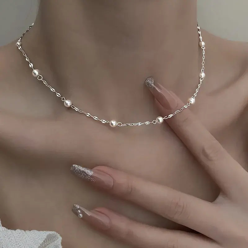 Elegante collar con perlas brillantes
