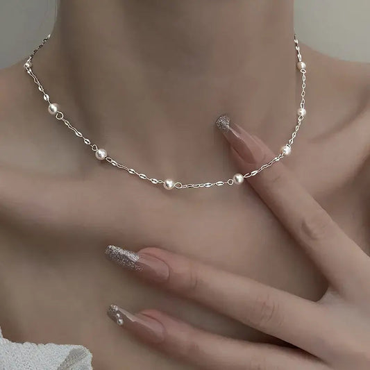Elegante collar con perlas brillantes