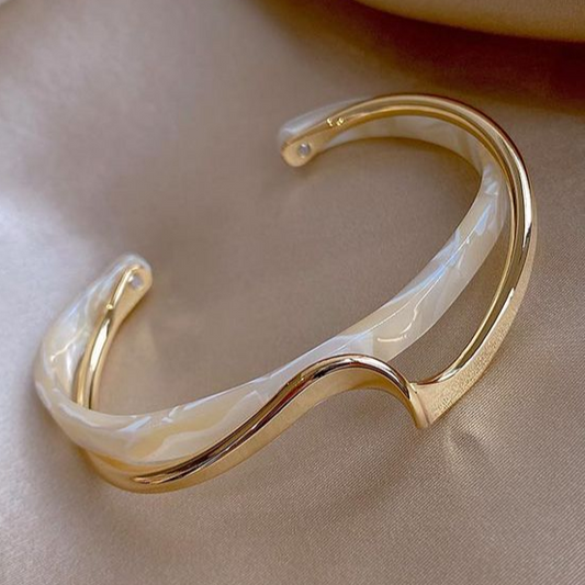 Adriana - Pulsera elegante con ópalo blanco y baño de oro