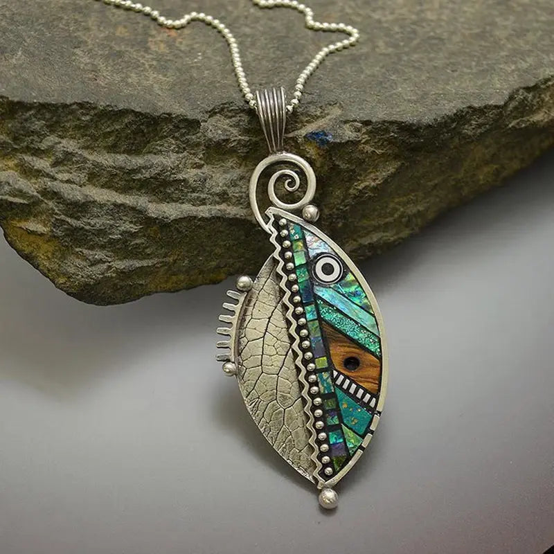 Collar vintage de plata con hoja verde y cristales