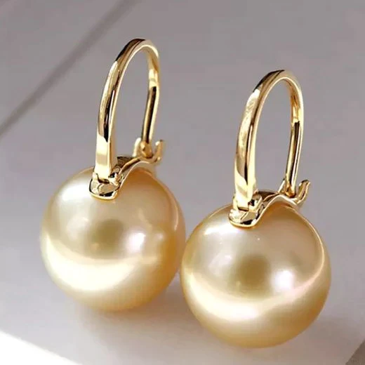 Pendientes dorados elegantes con perlas