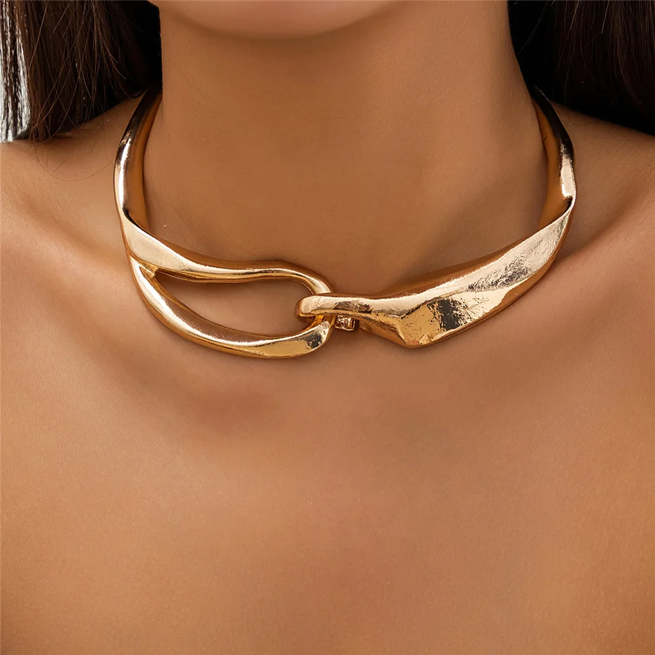 Collar de oro con textura audaz