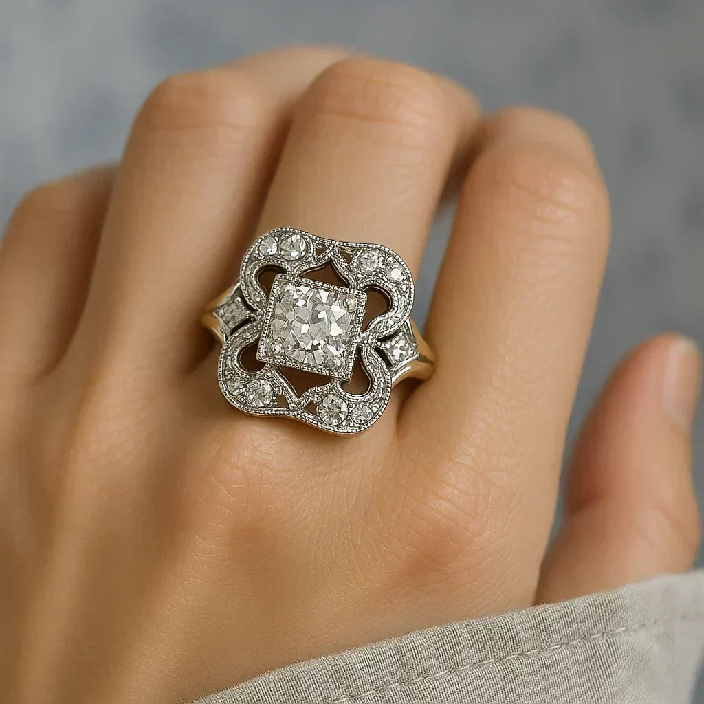 Anillo clásico dorado con circonita vintage