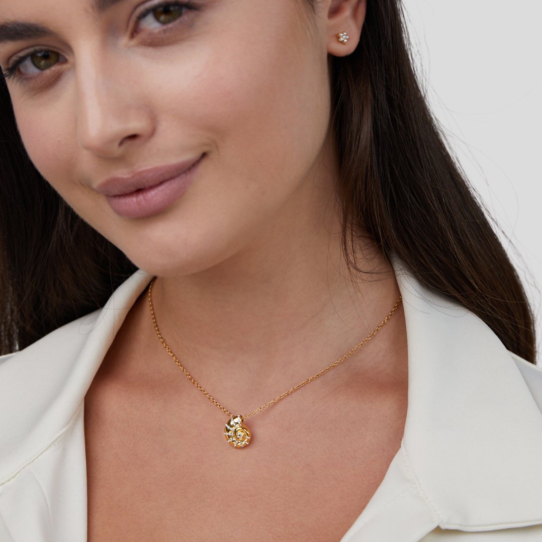 Collar con colgante de concha de cristal
