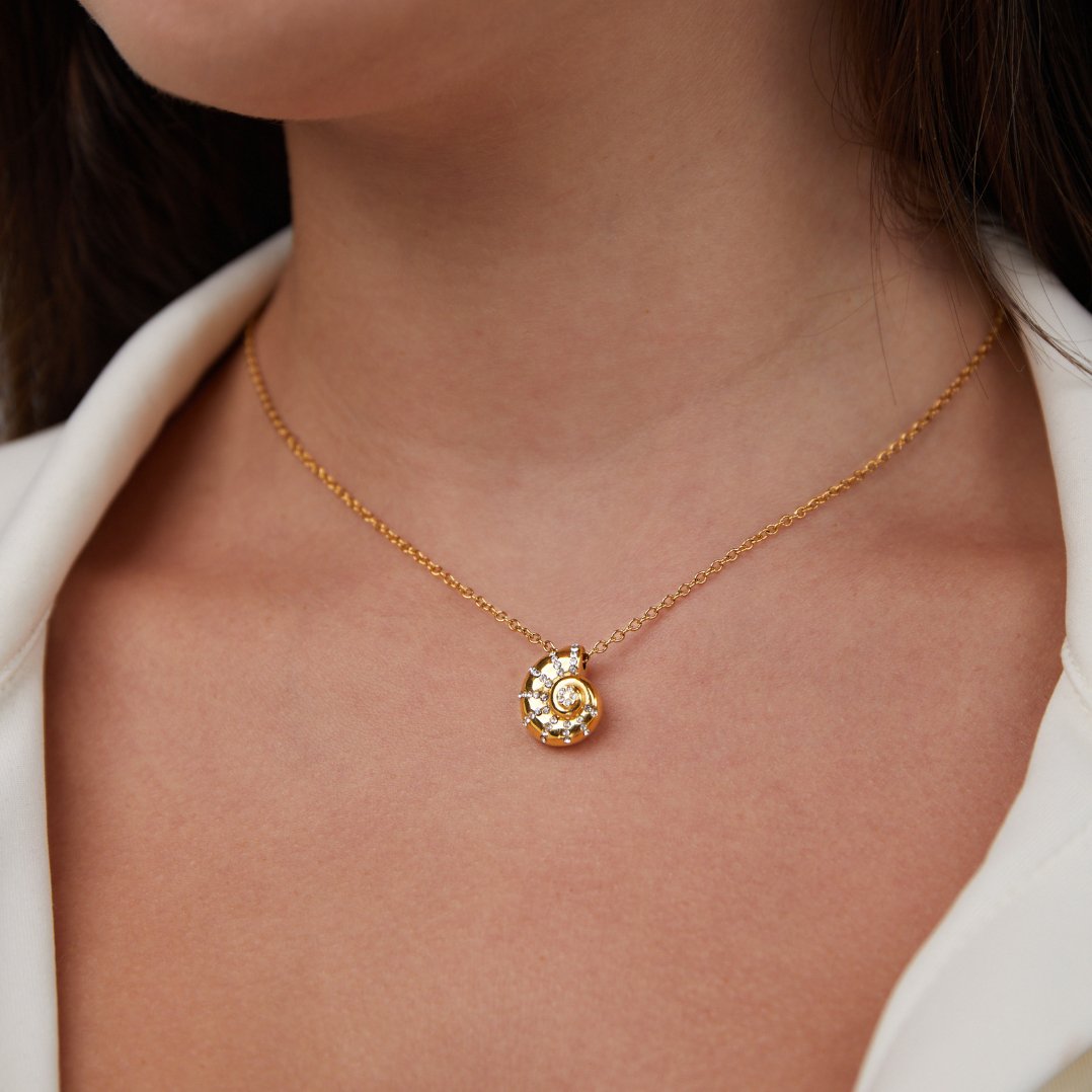 Collar con colgante de concha de cristal