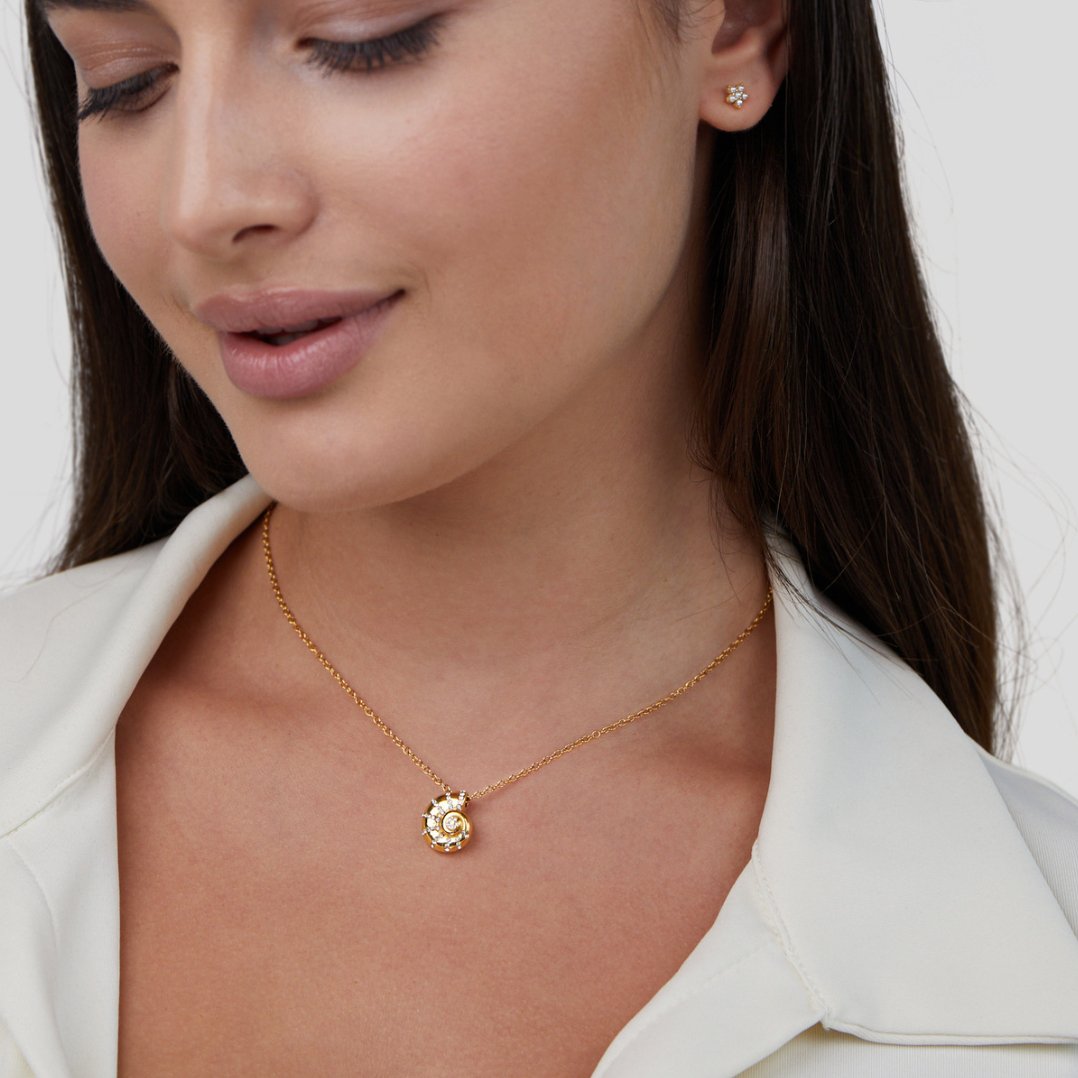Collar con colgante de concha de cristal