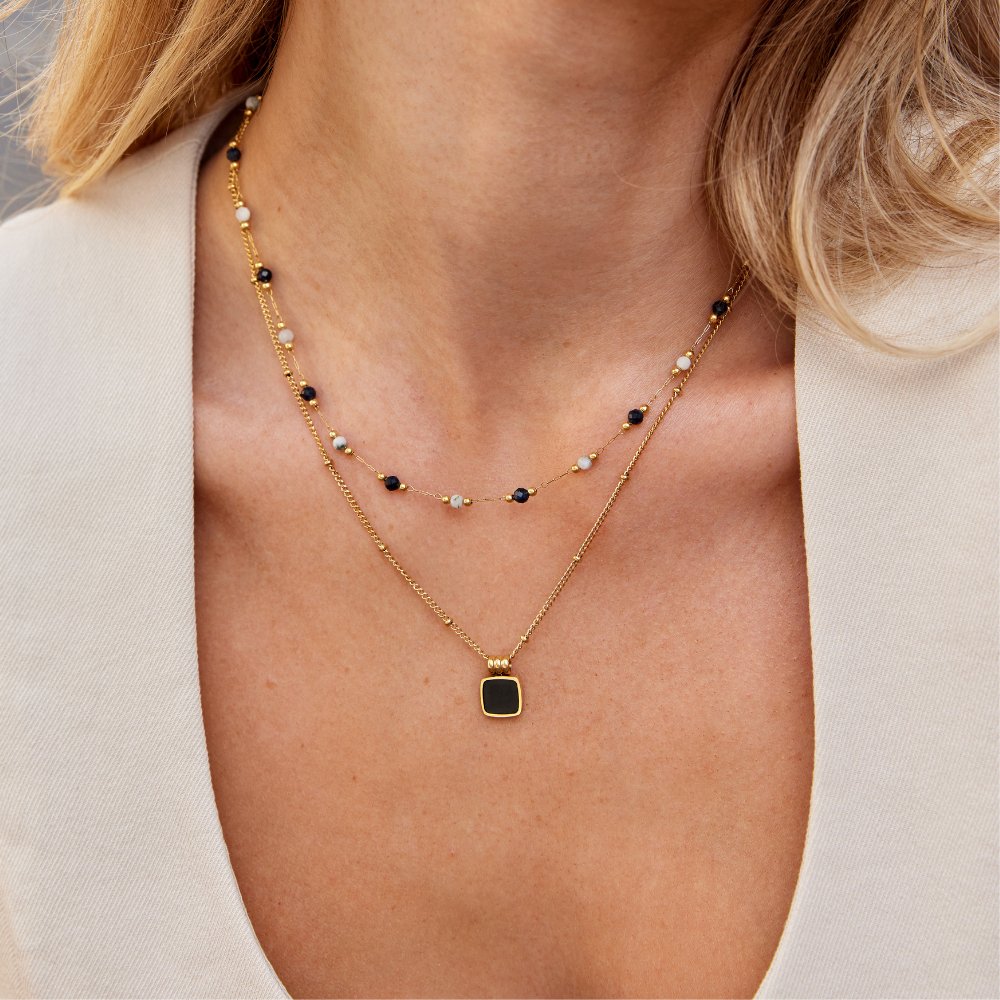 Collar de capas con piedras