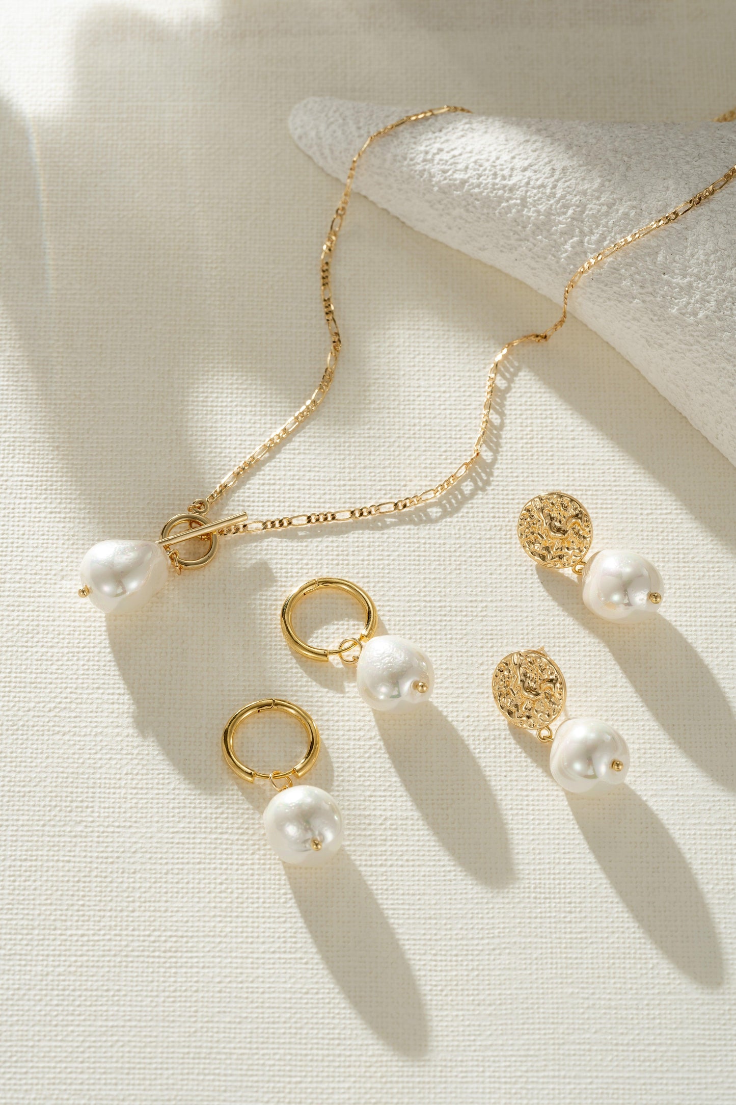 Collar elegante con perlas doradas