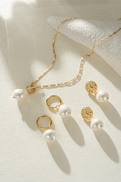 Collar elegante con perlas doradas