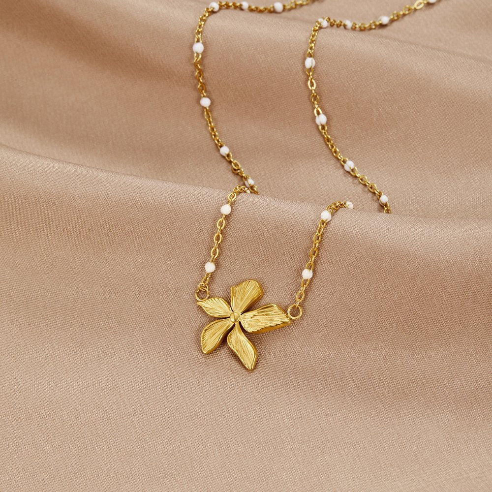 Elegante collar con flor dorada
