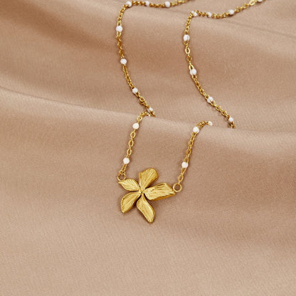 Elegante collar con flor dorada