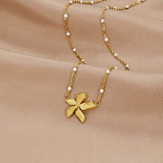 Elegante collar con flor dorada