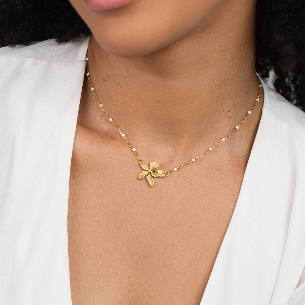 Elegante collar con flor dorada