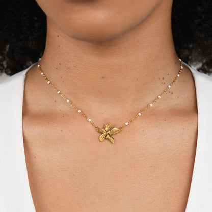 Elegante collar con flor dorada