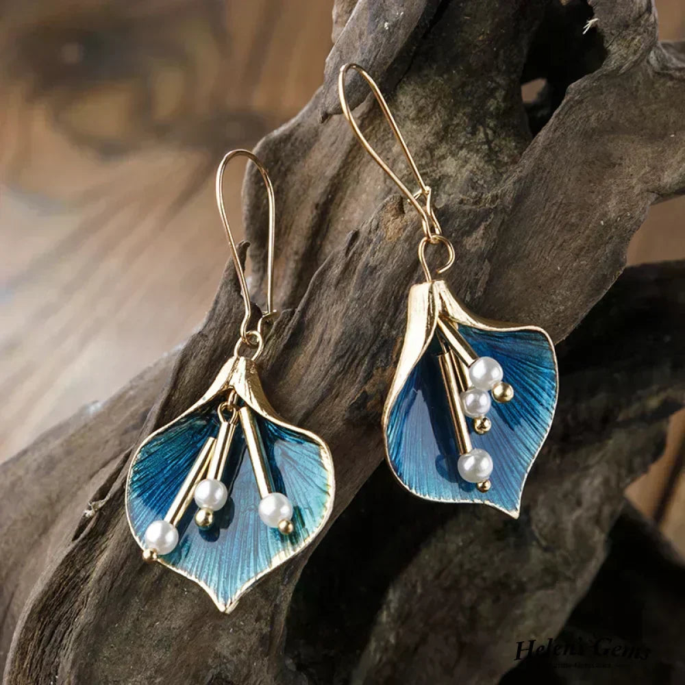 Pendientes colgantes dorados y azules con perlas