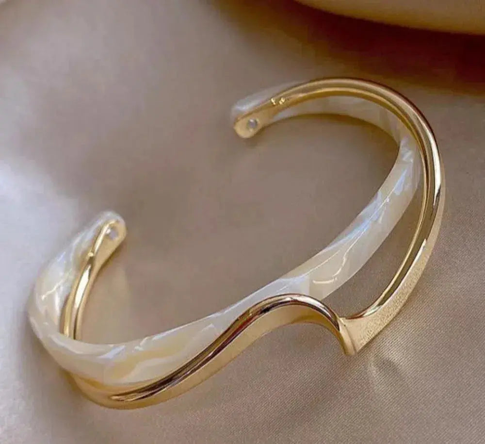 Pulsera de oro elegante con ópalo blanco